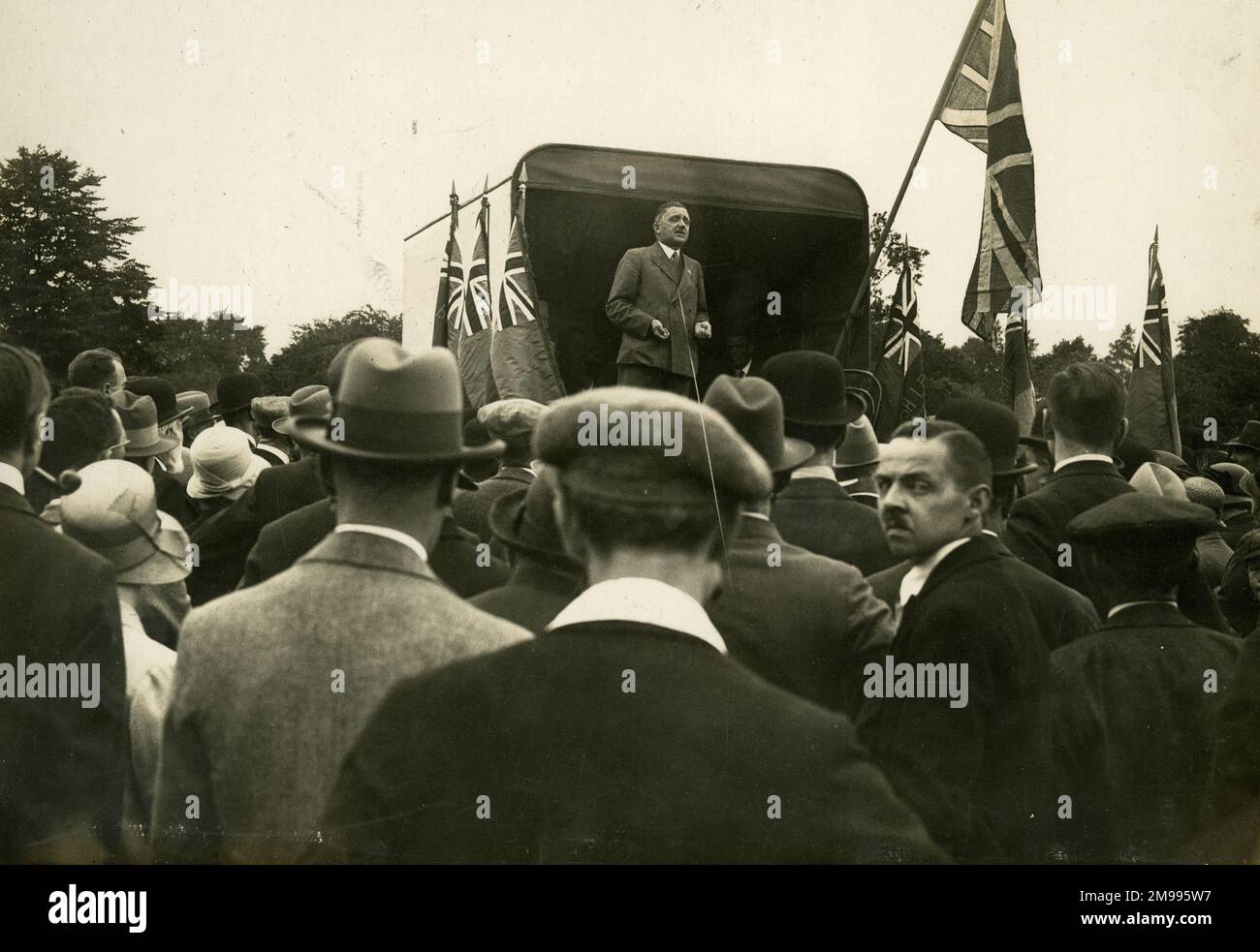 Colonel John Brown, Vorsitzender der britischen Legion, spricht vor einer Versammlung unter freiem Himmel. Stockfoto