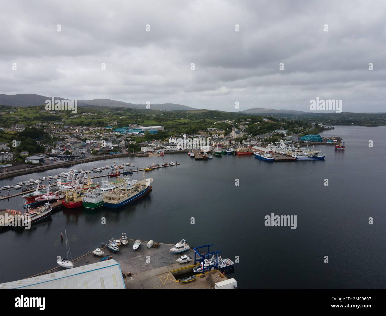 Killybegs Harbour, Irland - 05 29 2023: Landschaftsblick auf den Killybegs Harbour, County Donegal. Tageslicht. Stockfoto