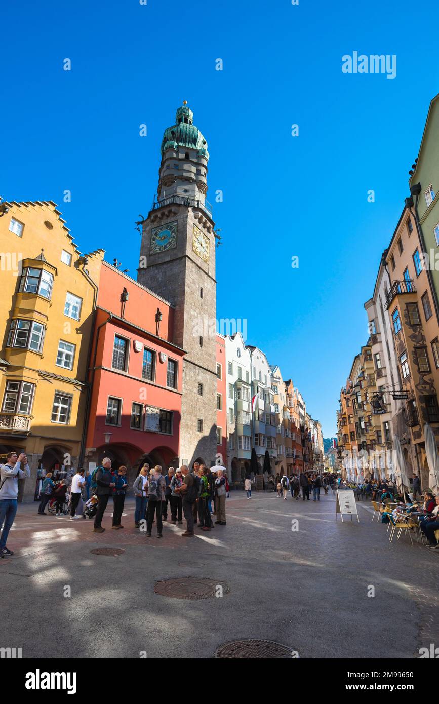 Innsbrucker Altstadt, im Sommer Blick auf die Herzog-Friedrich-Straße, die Haupteinkaufsstraße in der Altstadt von Innsbruck, Österreich Stockfoto