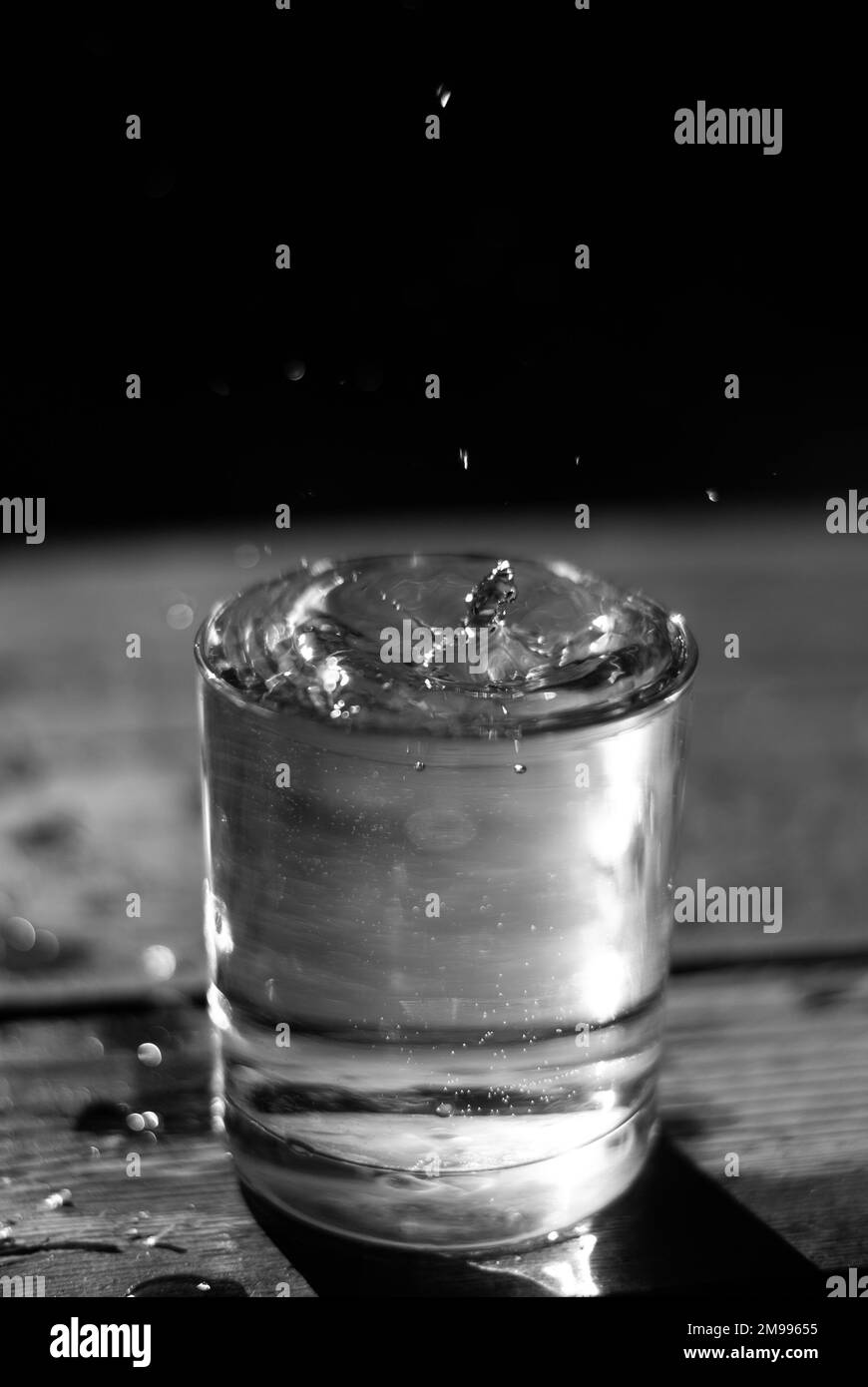 Wassertropfen im Glas Wasser Stockfoto