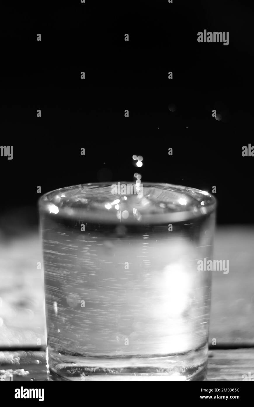 Über ein Glas Wasser fallen lassen Stockfoto