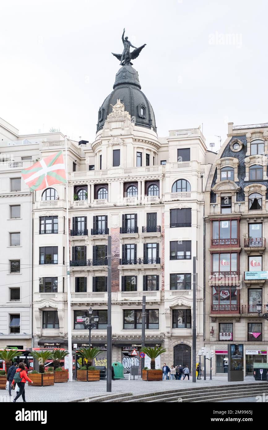 NYX Hotel Bilbao by Leonardo Hotels mit der baskischen Flagge vor dem Hotel, Bilbao, Baskenland Stockfoto