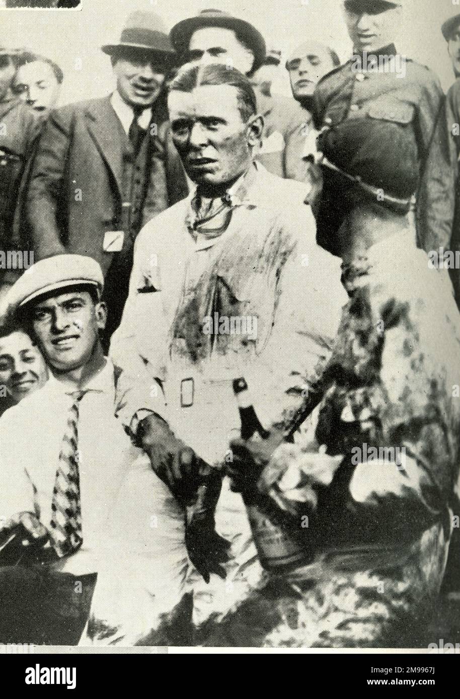 Achille Varzi, italienischer Rennfahrer, nach dem Sieg des Tripolis Grand Prix im Jahr 1934 zum zweiten Mal in Folge in einem Alfa-Romeo. Stockfoto