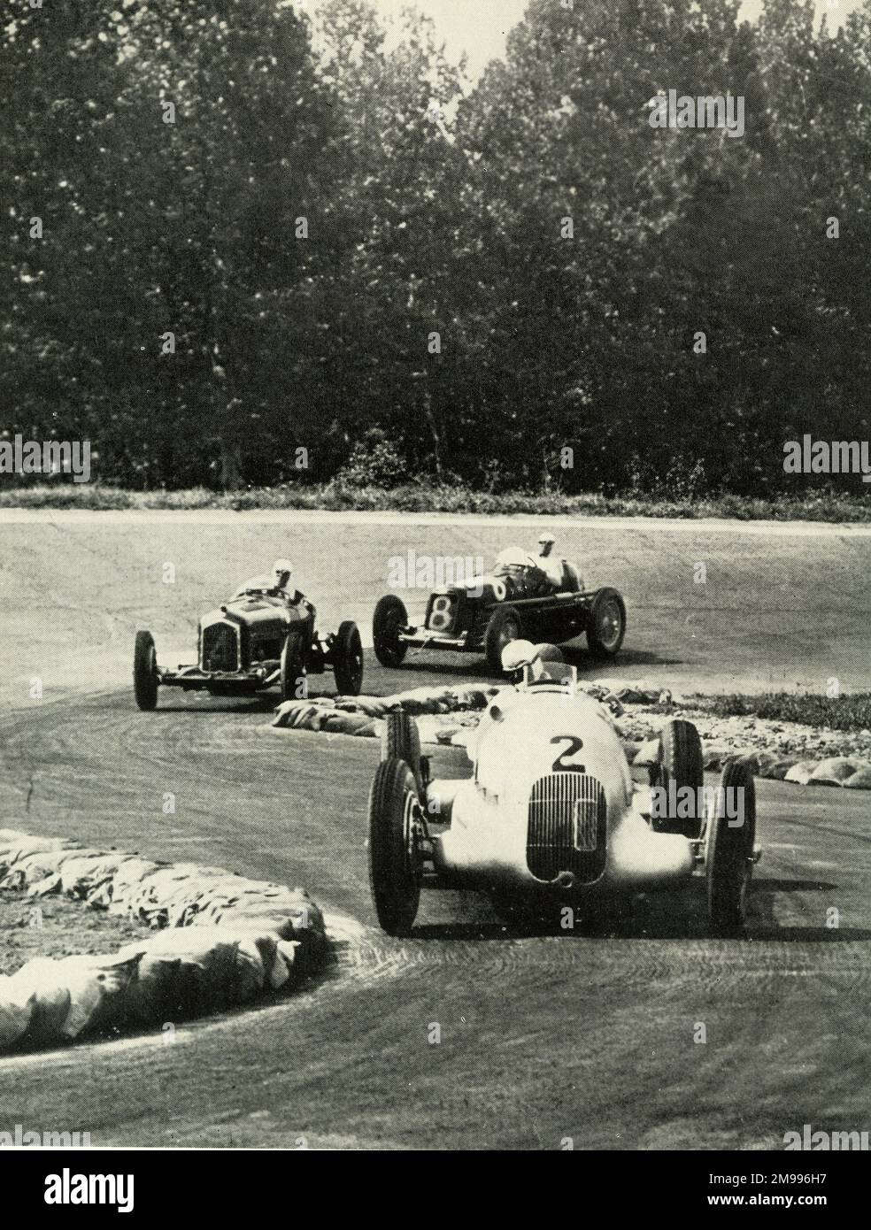 Grand Prix der italienischen Motorrennen in Monza, mit einem Mercedes, gefolgt von einem Alfa-Romeo und einem Maserati. Stockfoto