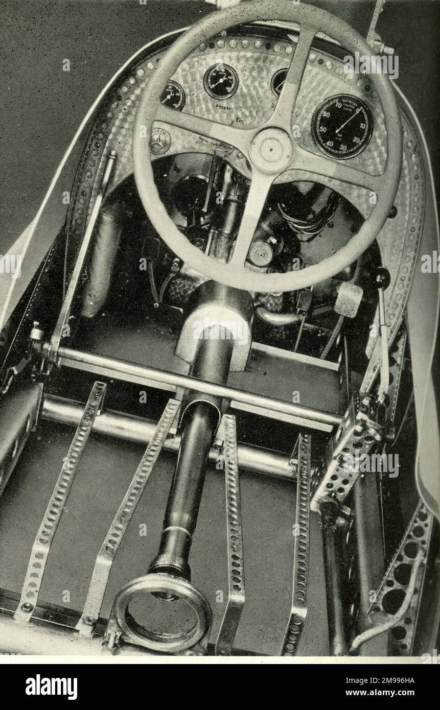 Wie man Gewicht spart, indem man unnötiges Metall in einem Mercedes-Rennwagen ausbohrt. Stockfoto