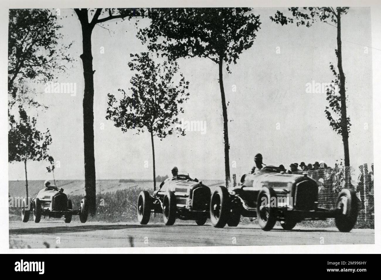 Drei Alfa-Romeos mit etwa 140 km/h während der Eröffnungsrunde des Grand Prix de la Marne, Frankreich, mit Louis Chiron vor Achille Varzi und Guy Moll. Stockfoto