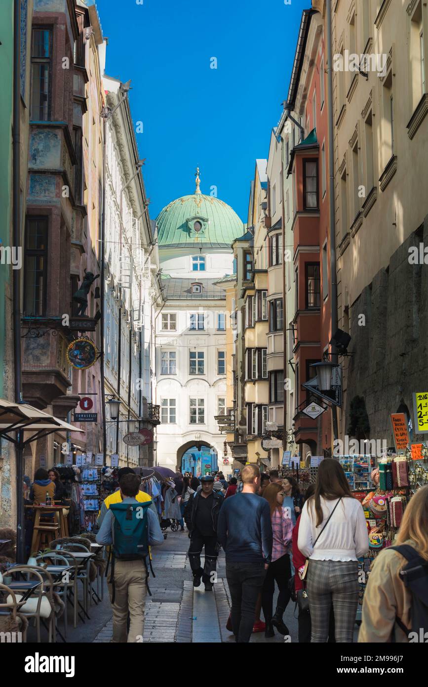 Innsbrucker Tourismus, sehen Sie im Sommer die Besucher an den Souvenirständen der Hofgasse im Zentrum der Altstadt von Innsbruck. Stockfoto