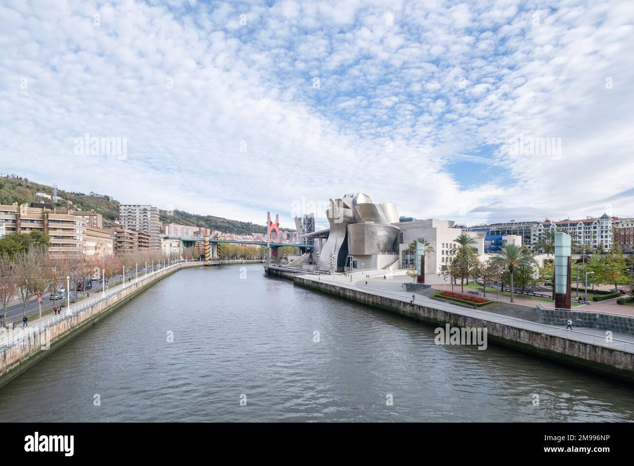 Das Guggenheim Bilbao von Frank Gehry am Fluss Nervión, Arcos Rojos von Daniel Buren über dem Fluss links, Baskenland Stockfoto