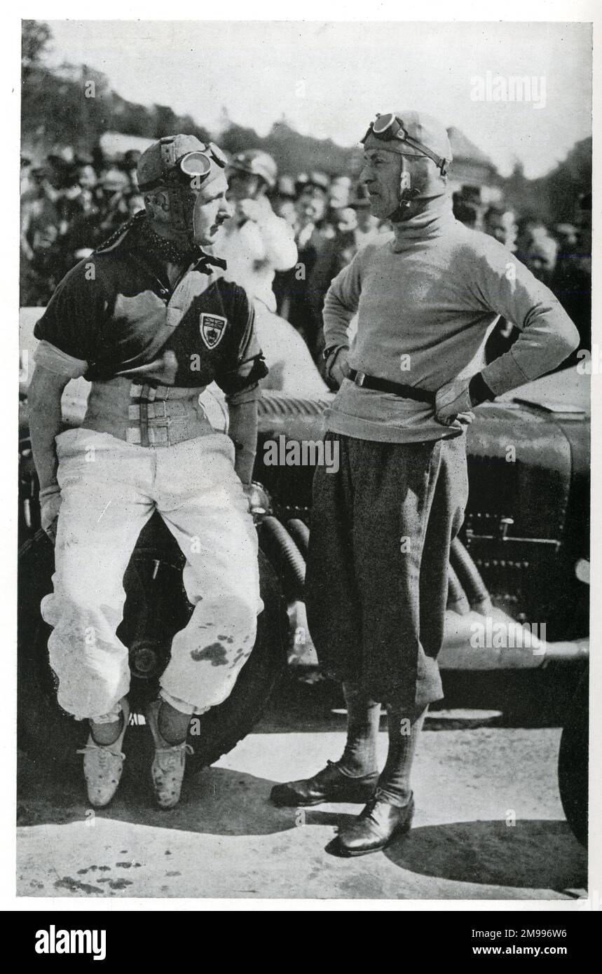 Rennfahrer Sir Henry Birkin mit Sir Malcolm Campbell vor dem Start eines Handicap-Rennens in Brooklands, Surrey. Stockfoto