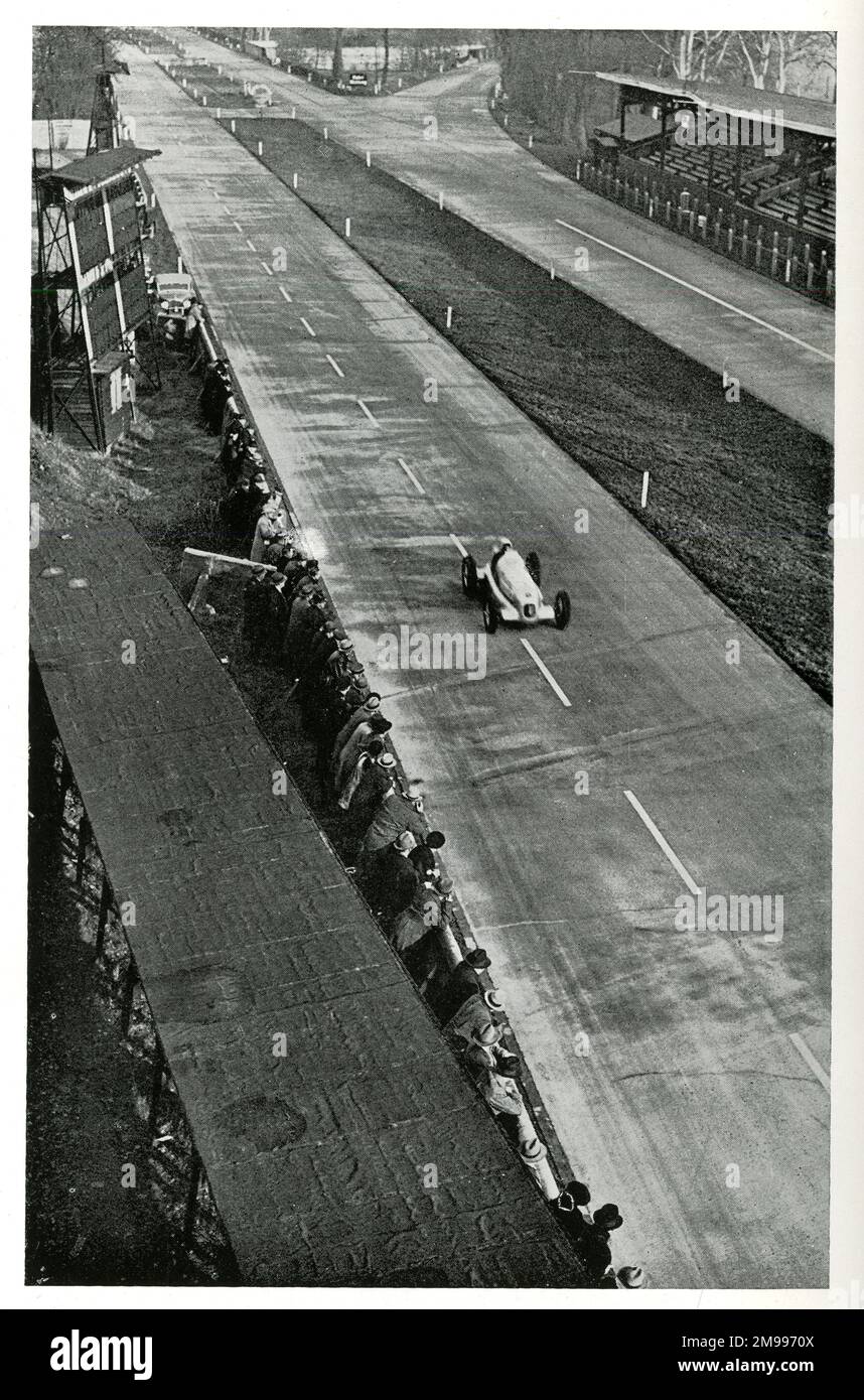 Rudolf Caracciola während eines Rekordlaufs in einem Mercedes-Benz. Stockfoto