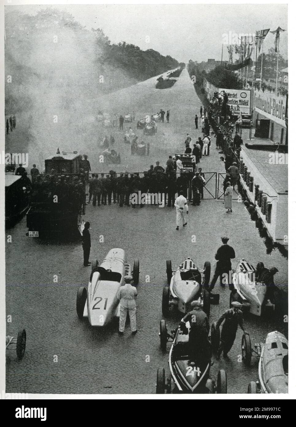Beginn eines Rennens auf der Avus-Rennstrecke in Berlin, Deutschland, bei dem die zwei Geraden in der Ferne gezeigt werden. Stockfoto