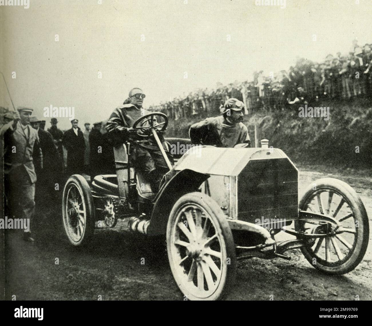 Red Jenatzy, Gewinner des Gordon Bennett Cup Motorrennen am Steuer eines Mercedes mit einer Geschwindigkeit von 49,2 km/h. 1903 km/h. Stockfoto