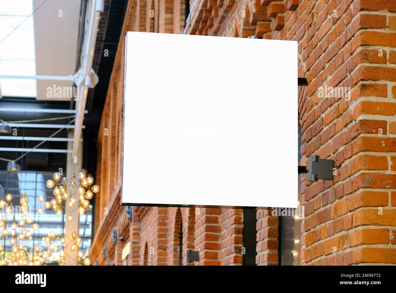 Leeres weißes Modell für Schilder an der Geschäftswand, quadratische, moderne Außenschilder mit Werbeschilderung, Firmenschild zum Hinzufügen von Logo oder Text Stockfoto