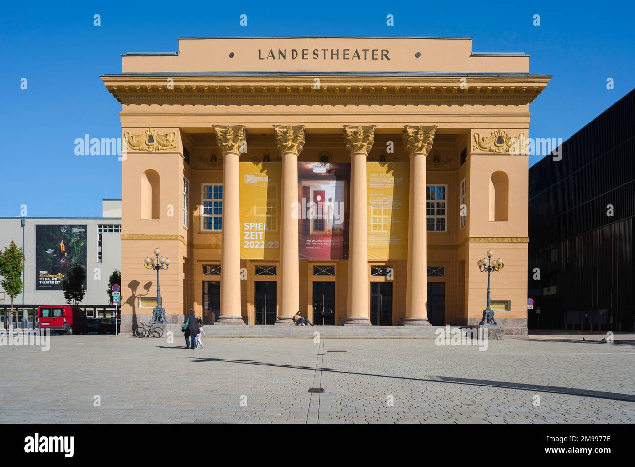 Landestheater Innsbruck, im Sommer Blick auf das Landestheater - Theater und Konzerthalle in der Nähe des historischen Stadtzentrums von Innsbruck, Österreich Stockfoto