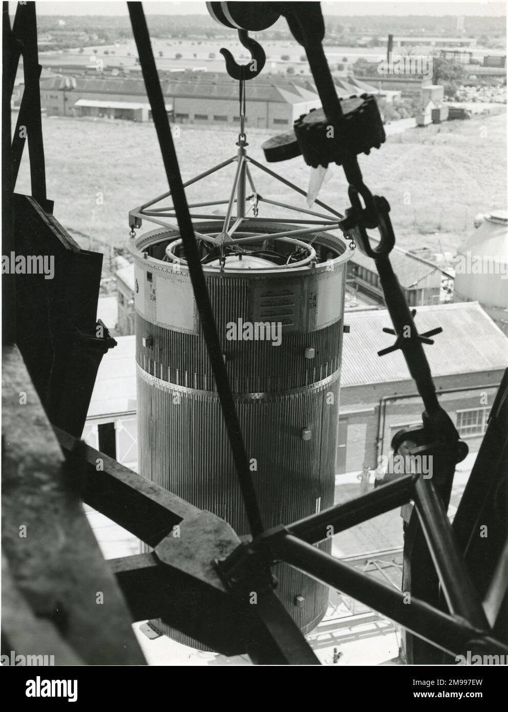 Blue Streak German, die dritte Stufe, wird in den LT Tower bei Hawker Siddeley Dynamics gehoben? Fabrik in Hatfield, ca. 1964. Stockfoto