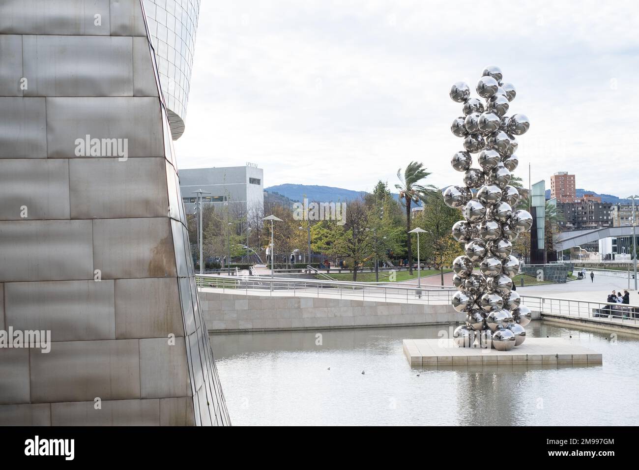 Tall Tree & The Eye von Anish Kapoor, ausgestellt vor dem Guggenheim Bilbao, Bilbao Stockfoto