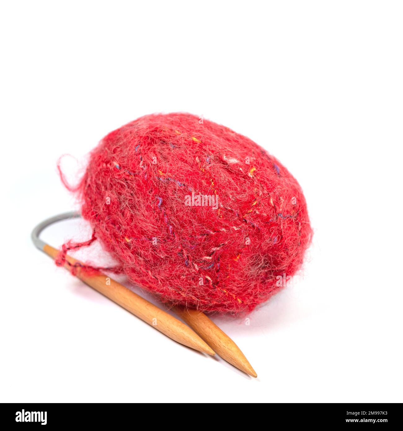 Rote Mohair-Wolle isoliert vor weißem Hintergrund Stockfoto