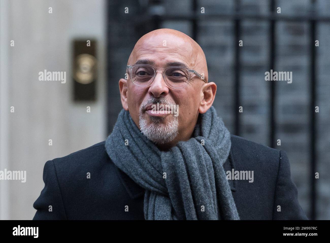 London, Großbritannien. 17. Januar 2023. Minister ohne Portfolio und konservative Parteivorsitzende Nadhim Zahawi verlässt die Downing Street 10, nachdem er an der wöchentlichen Kabinettssitzung unter dem Vorsitz von Premierminister Rishi Sunak teilgenommen hat. Kredit: Wiktor Szymanowicz/Alamy Live News Stockfoto