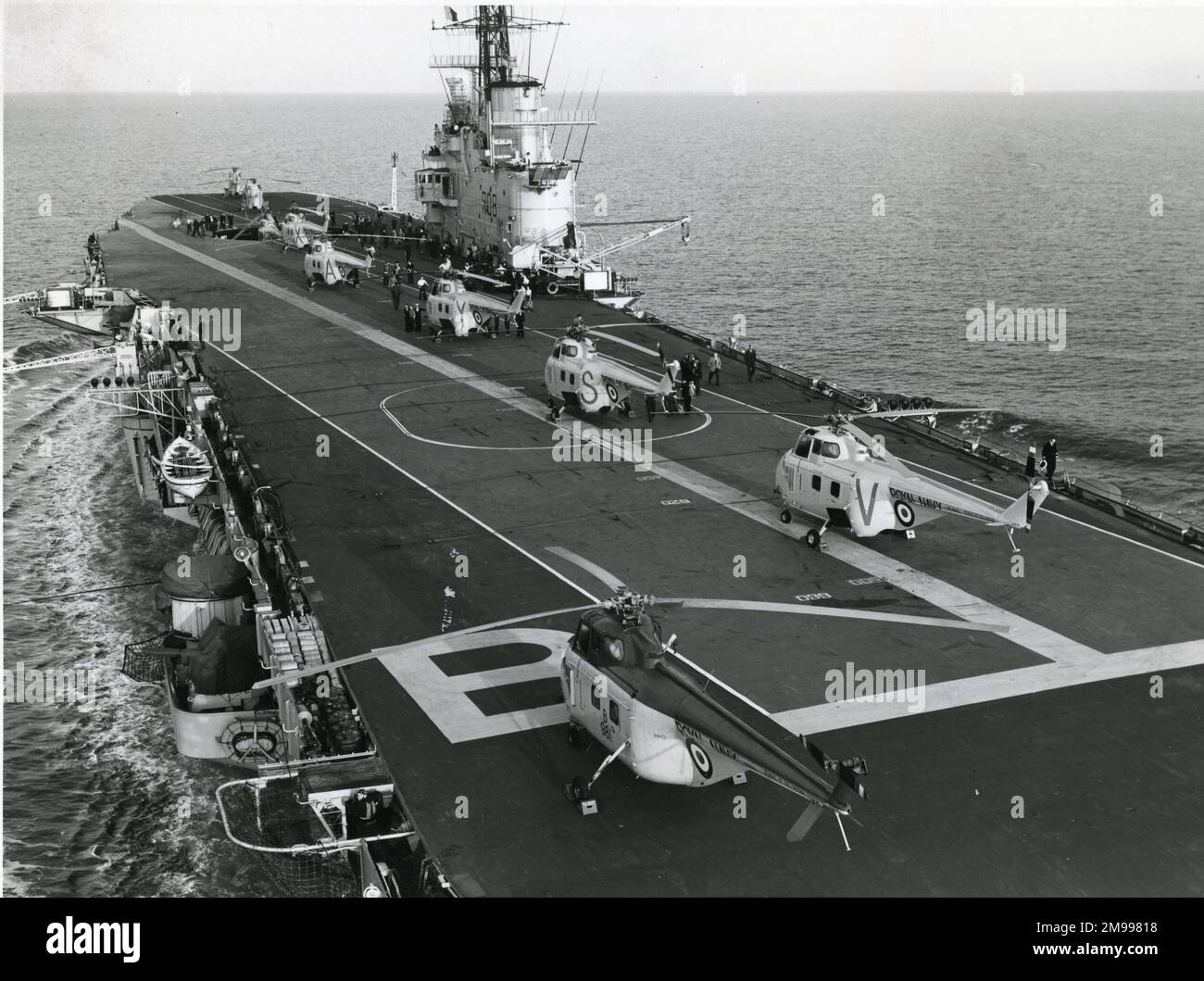 Royal Navy Westland Whirlwind HASMk7s, einschließlich XK936 und HAR3 XG574, der Staffel Nr.845 an Bord von HMS Bollwark (RD8) im August 1957. Stockfoto