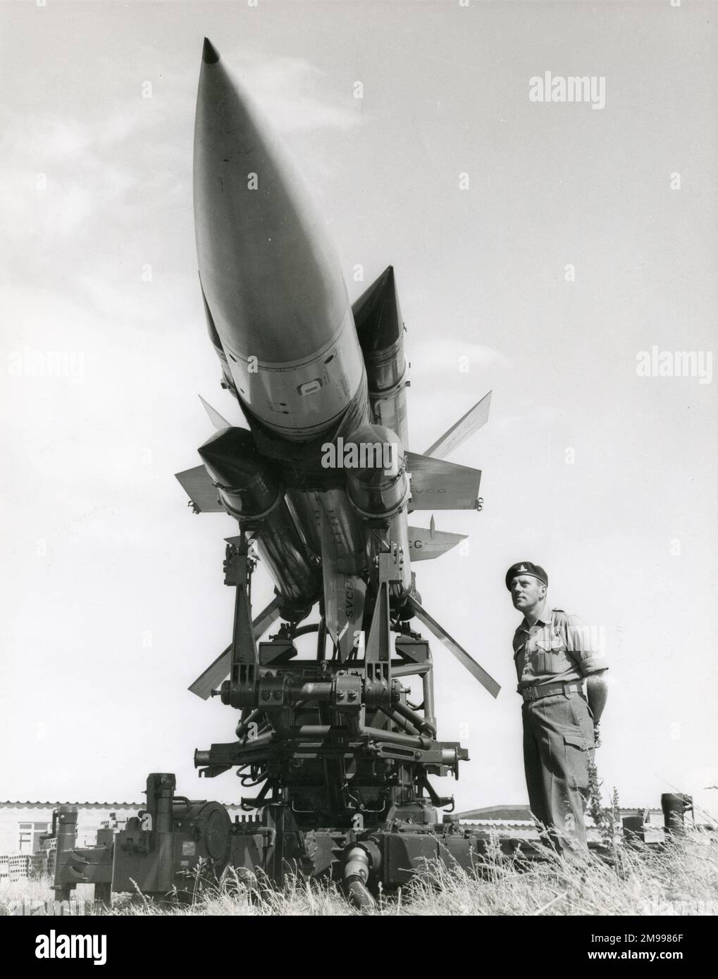 Sgt. Leslie Williams vom 32. Guided Weapons Regiment der Royal Artillery in Ty Croes, Nordwales, während des Trainings mit der englischen elektrischen Thunderbird-Boden-Luft-Rakete, 16. Juli 1961. Stockfoto