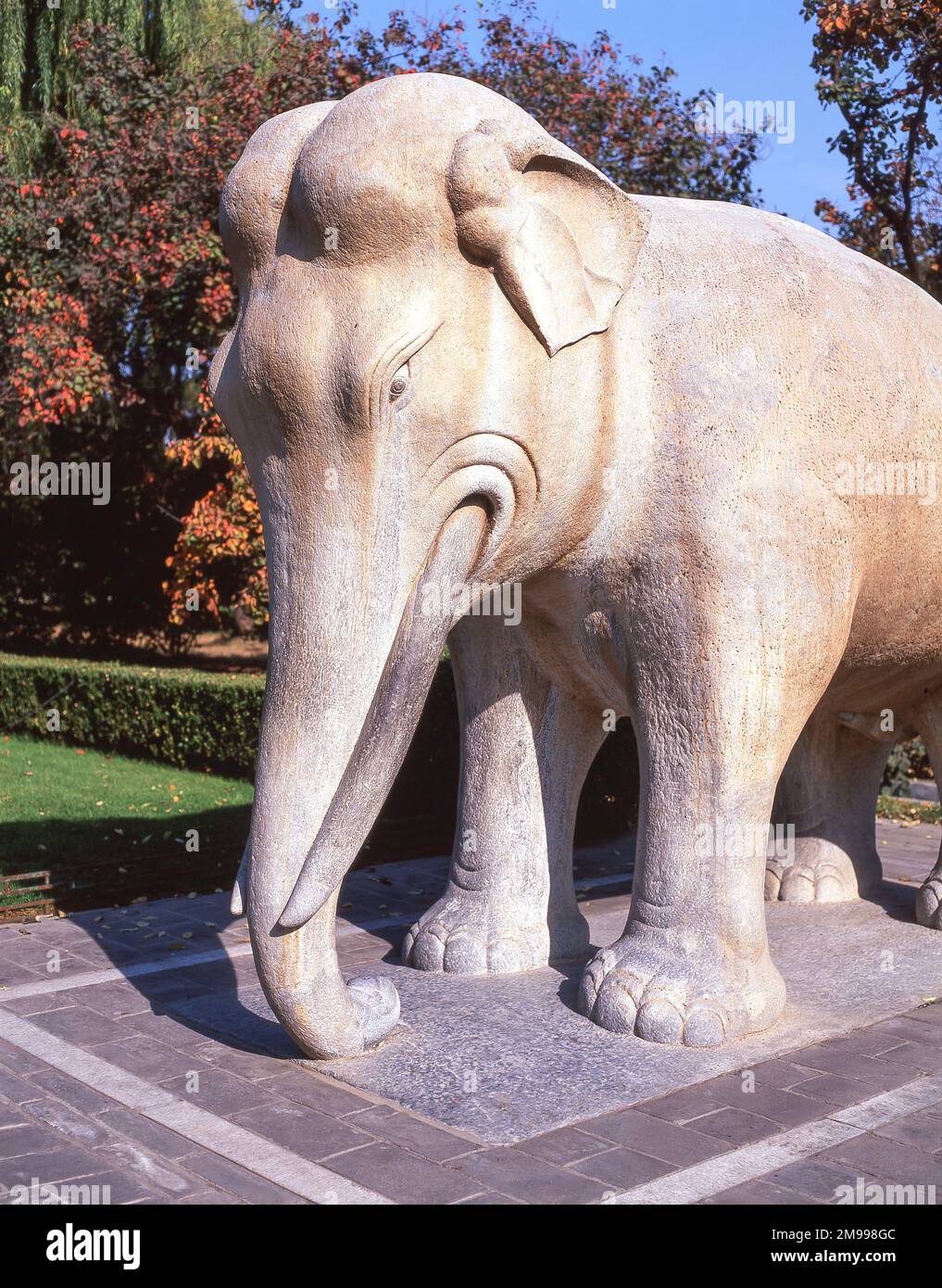 Mythische Elefantenstatue, Heiliger Weg, die Ming-Gräber, Changping District, Peking, Die Volksrepublik China Stockfoto