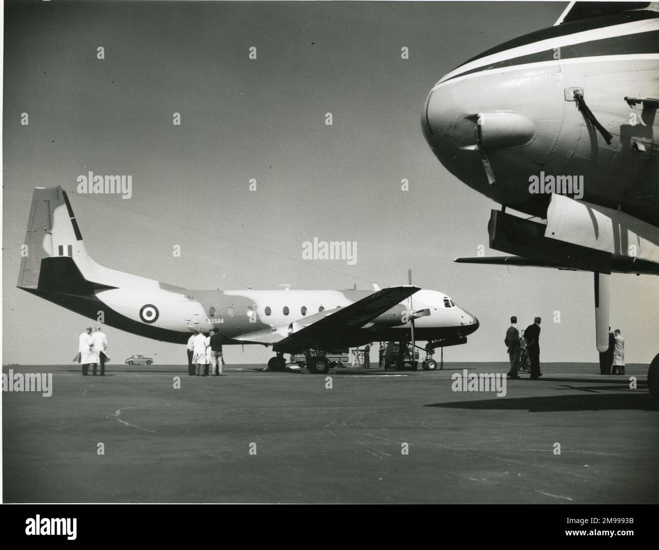 Der erste Hawker Siddeley Andover C1, XS594, neben dem Avro 780 Prototyp G-ARRV, eine Umrüstung des ursprünglichen Avro 748 Prototyps, G-APZV. Stockfoto