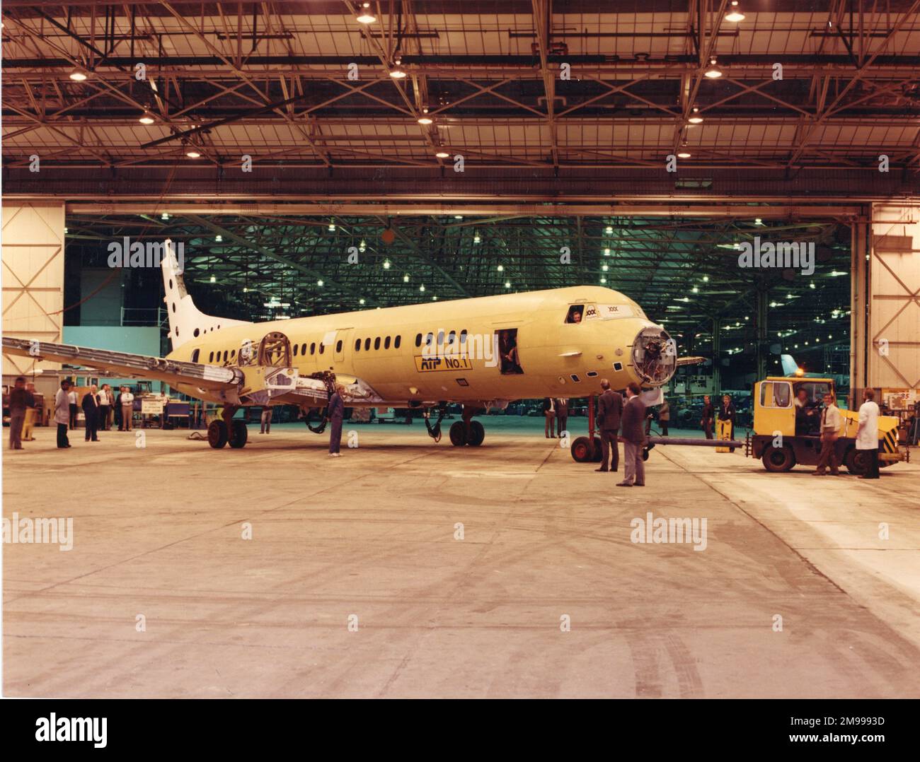 Das erste British Aerospace ATP wird am 2. Januar 1986 in den Hangar der Endmontage in Woodford gezogen. Stockfoto