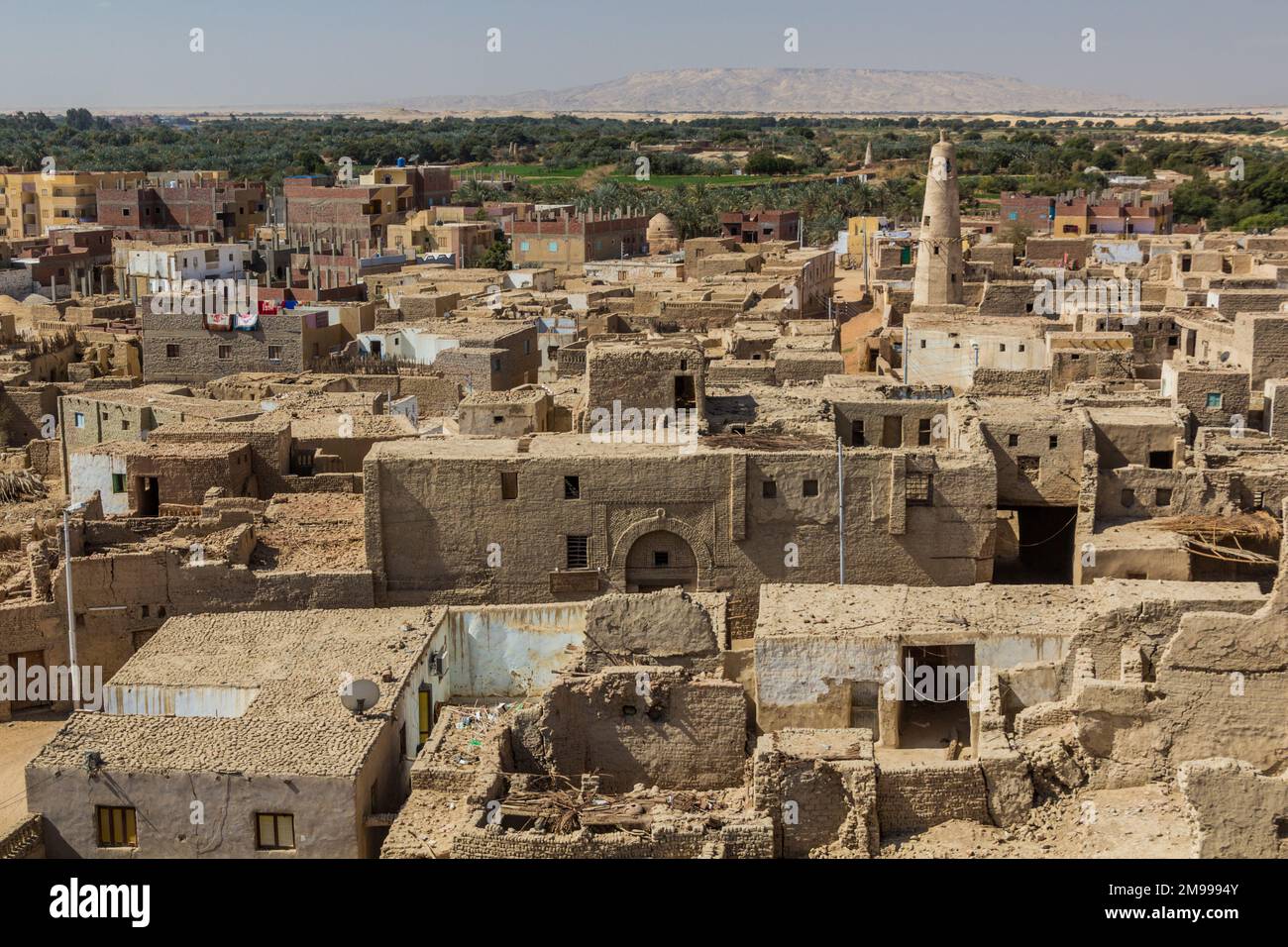 Blick aus der Vogelperspektive auf das Dorf Al Qasr in der Oase Dakhla, Ägypten Stockfoto