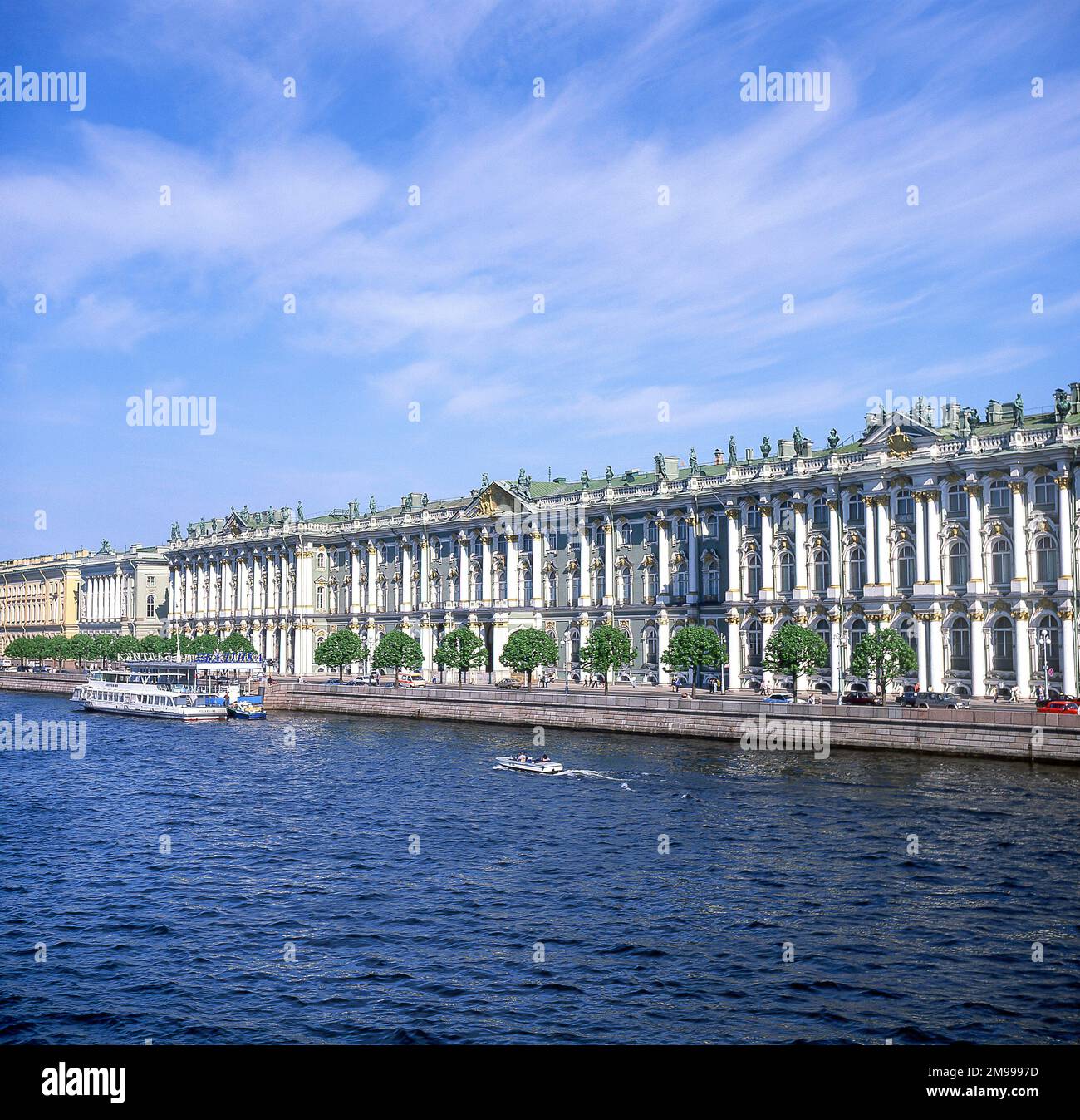 18. Century State Eremitage Museum über den Fluss Niva, St. Petersburg, Nordwestregion, Russische Föderation Stockfoto