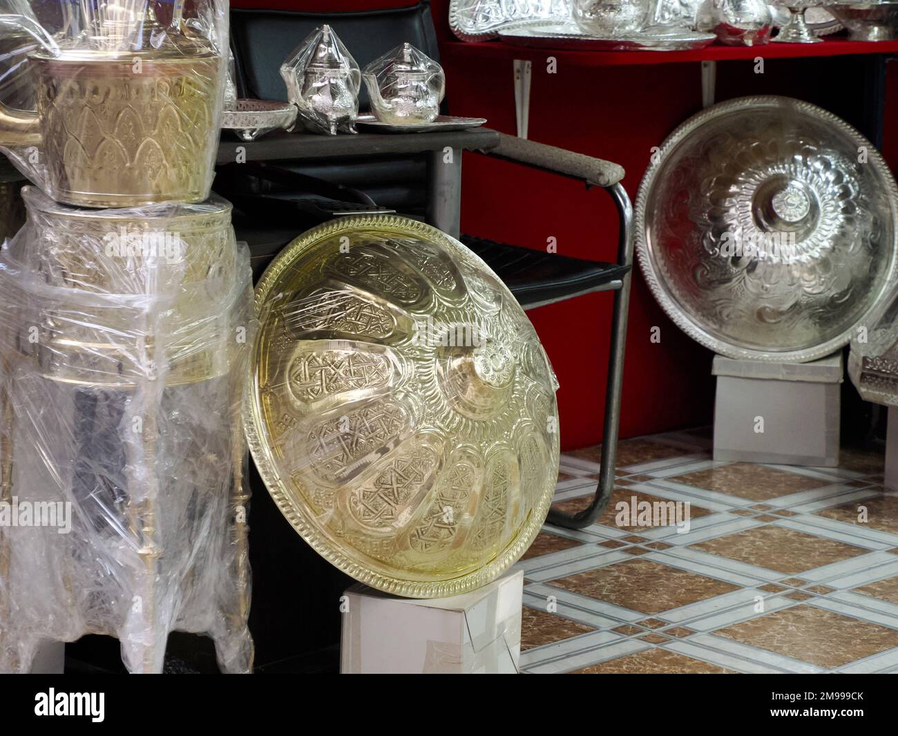 Kupfergeschirr mit Geschirr, Töpfen und Pfannen im Metallbauteil von Fes Soukh, Marokko Stockfoto