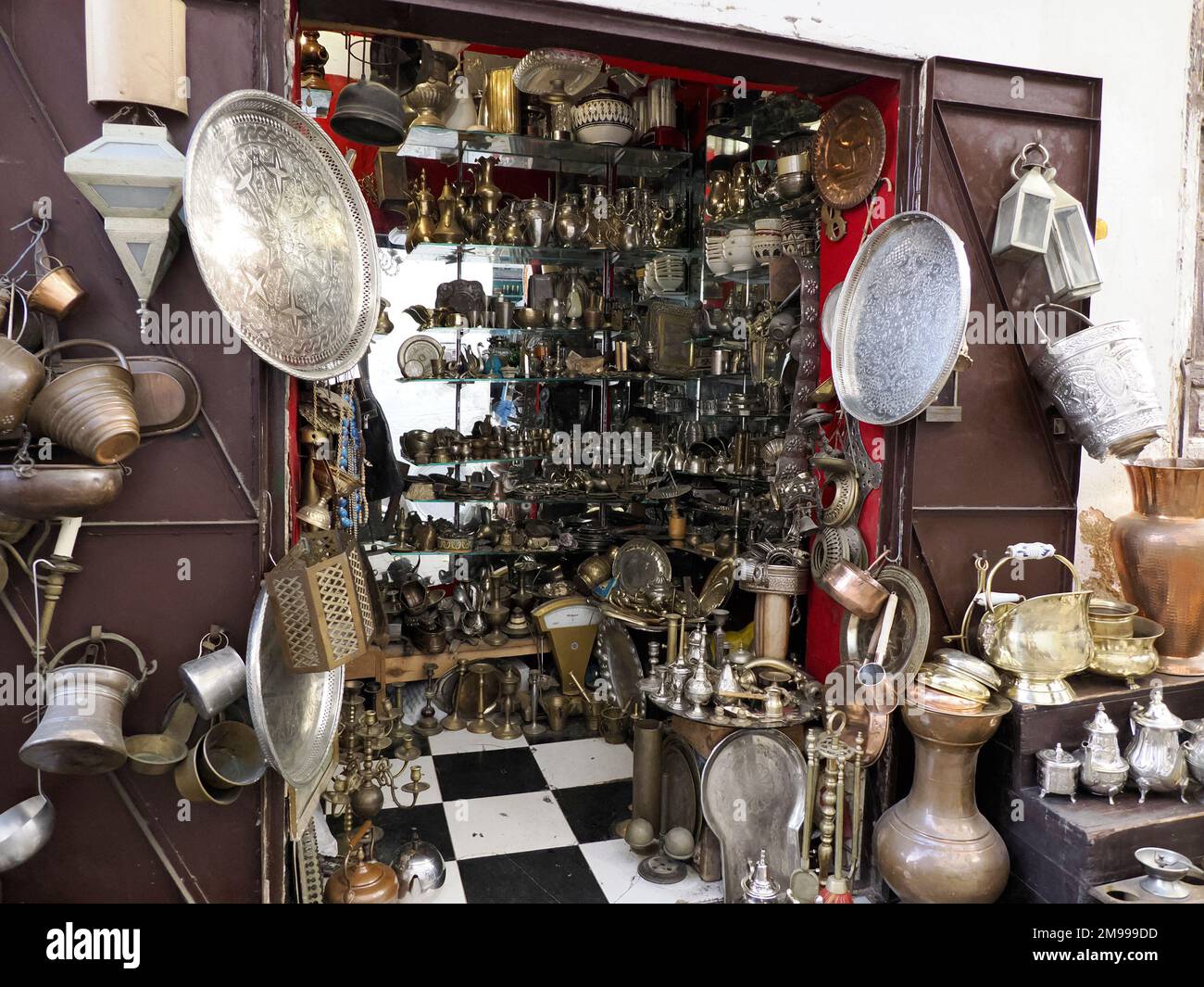 Kupfergeschirr mit Geschirr, Töpfen und Pfannen im Metallbauteil von Fes Soukh, Marokko Stockfoto