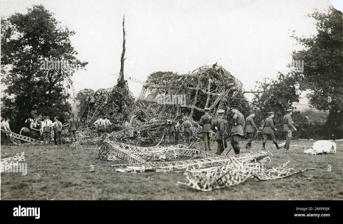 Die Überreste von Zeppelin L32 (LZ74) in Great Burstead, Billericay, 24. September 1916. Stockfoto