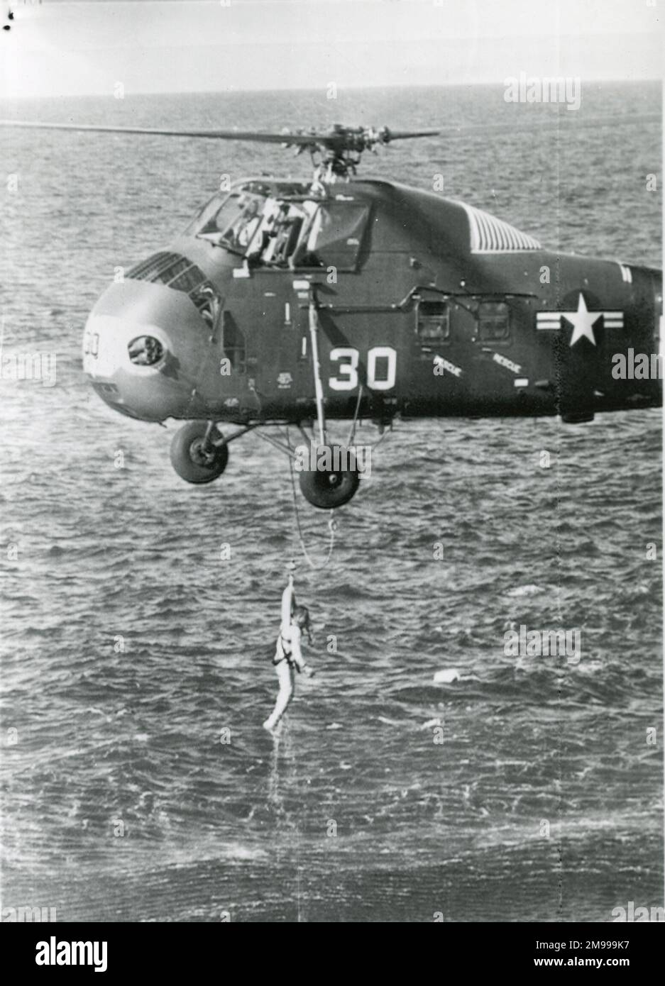 Ein US Marines Hubschrauber hebt Astronaut Virgil ?Gus? Grissom verließ den Atlantik am Ende seines Suborbitalflugs, der am 21. Juli 1961 eine Höhe von 118 Meilen erreicht hatte. Stockfoto