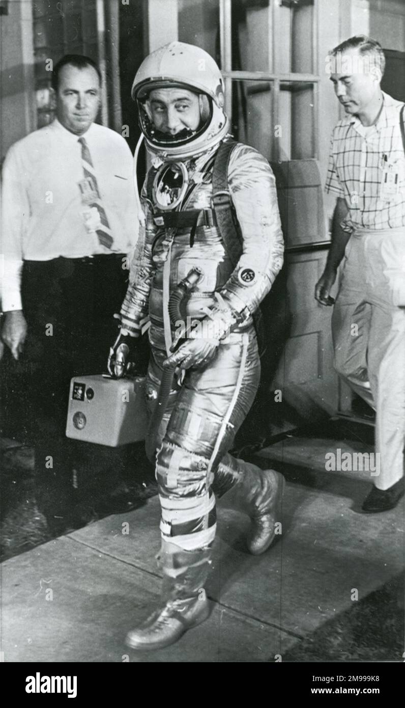 Astronaut Virgil ?Gus? Grissom verlässt sein Quartier in Cape Canaveral für einen zweiten Versuch seines Suborbitalflugs nach der früheren Stornierung aufgrund von schlechtem Wetter am 21. Juli 1961. Stockfoto