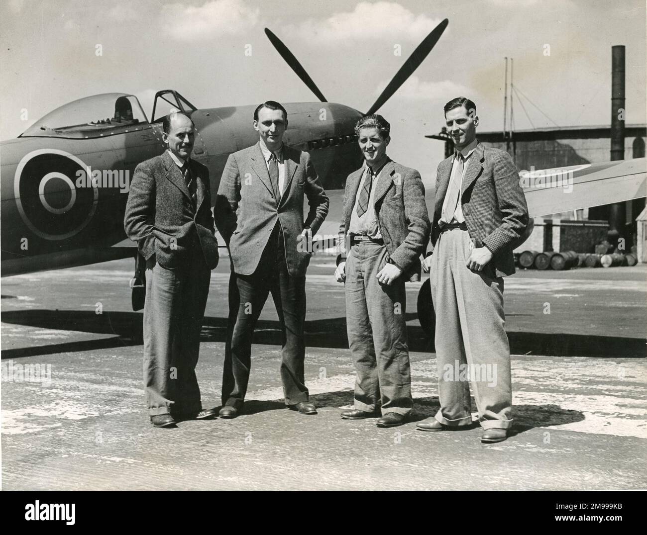 Napier-Testpiloten neben einem Hawker Tempest. Von links: H. Ken Cartwright, Mike Randrup, J.F. Olver und Alan Sutcliffe DFM. Stockfoto