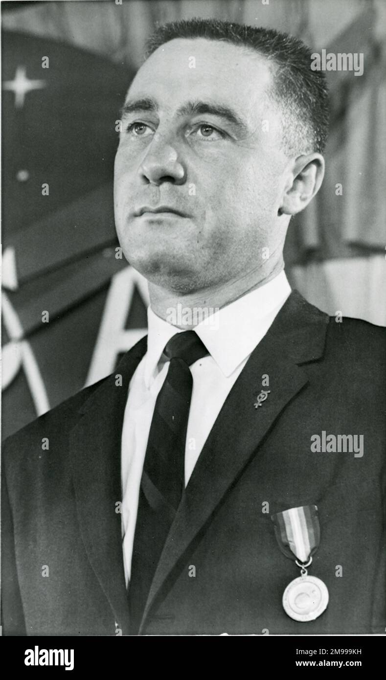 Astronaut Virgil ?Gus? Grissom trug die NASA Distinguished Service Medal und eine Project Mercury Anstecknadel, während einer Nachrichtenkonferenz in Cape Canaveral, am Tag nach seinem Suborbitalflug, der eine Höhe von 118 Meilen am 22. Juli 1961 erreicht hatte. Stockfoto