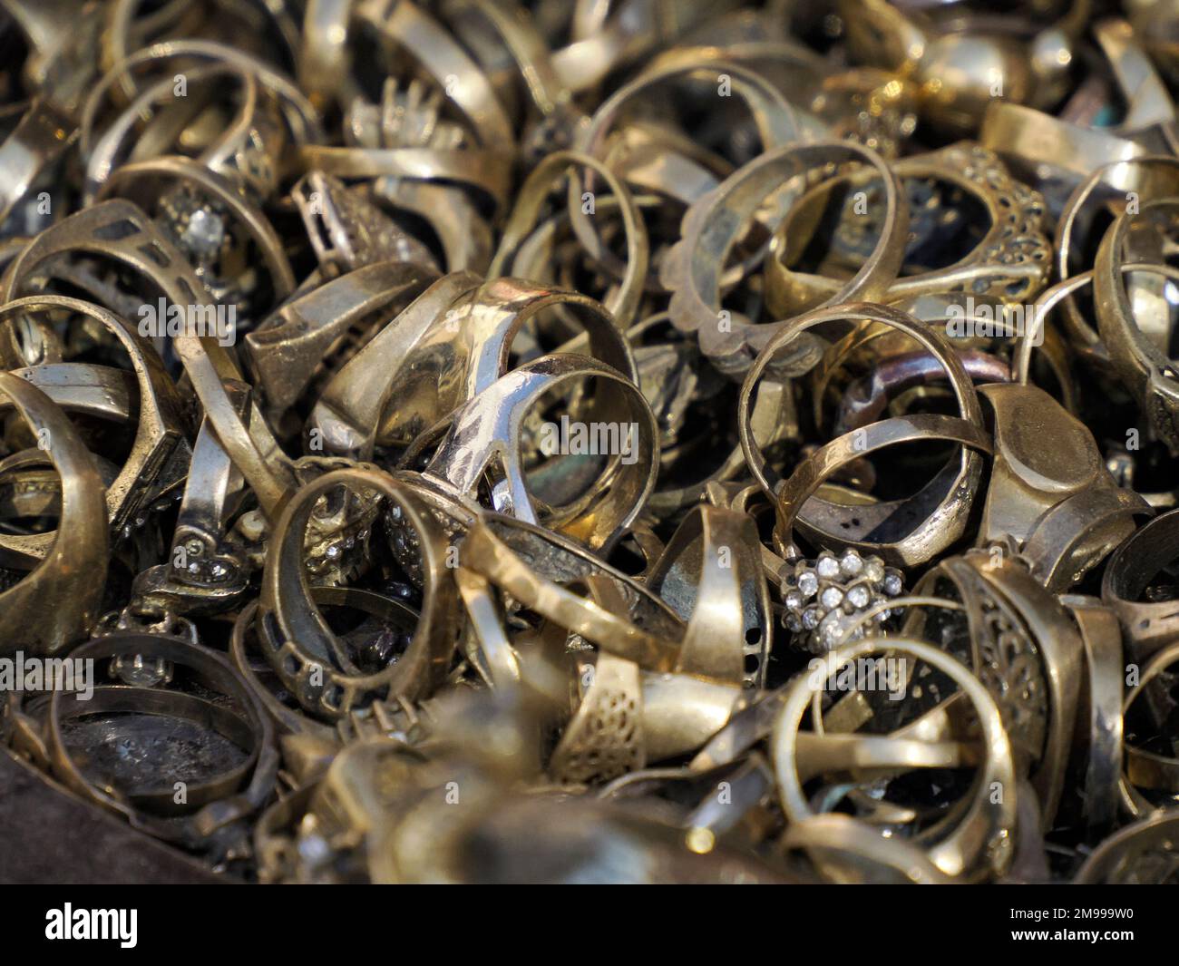 Kupfergeschirr mit Geschirr, Töpfen und Pfannen im Metallbauteil von Fes Soukh, Marokko Stockfoto