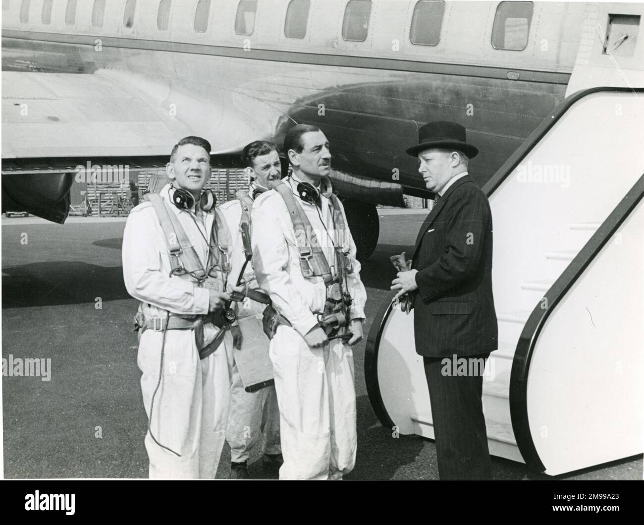 Von links: Testpiloten Joseph Harold ?Jimmy? Orrell und Sydney Albert ?Bill? Thorn with Avros Chefdesigner, Roy Chadwick, along Avro Tudor 2, G-ASSU, März 1946. Stockfoto