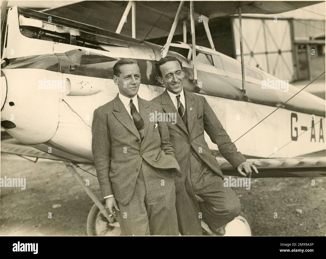 Hubert Broad, Left, und sein Mechaniker Sid Weedon, neben dem de Havilland Super Coup‚ Moth, G-AAHR, in dem sie die 1929 km lange Trophäe La Coupe Zenith Challenge in 1.044 Frankreich mit einer Durchschnittsgeschwindigkeit von 113mph km, einschließlich obligatorischer Stopps, absolvierten. Stockfoto