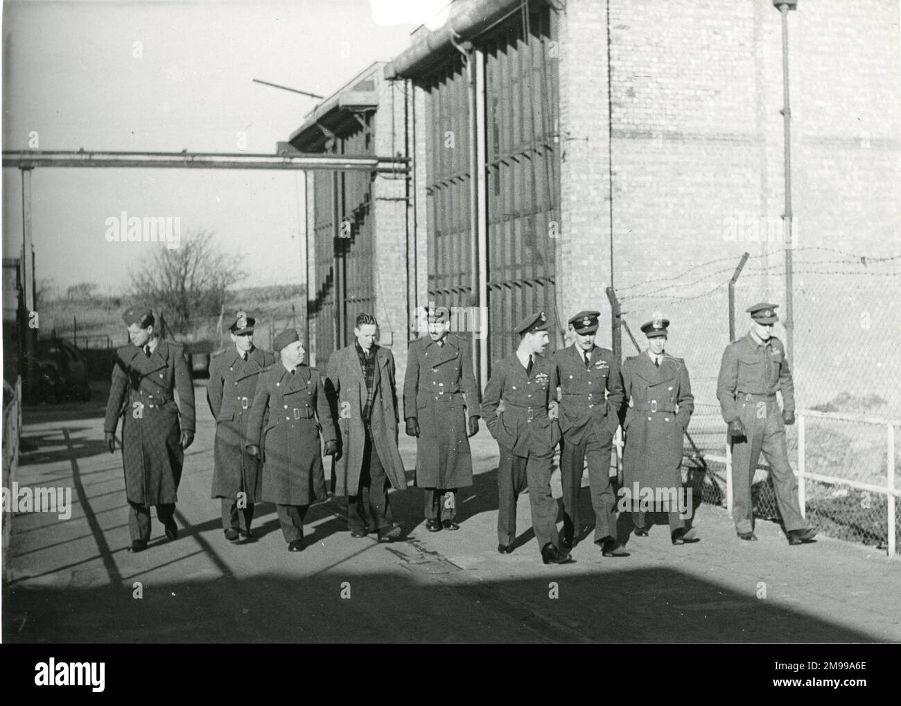 Studenten der Empire Test-Piloten? Schule während eines Besuchs bei Rotol Ltd., Gloucester. Captain N. F. Harrison, DSO, SAAF, extreme Right; und H. Read, Rotol-Unterrichtsschule, in Zivilkleidung. Stockfoto