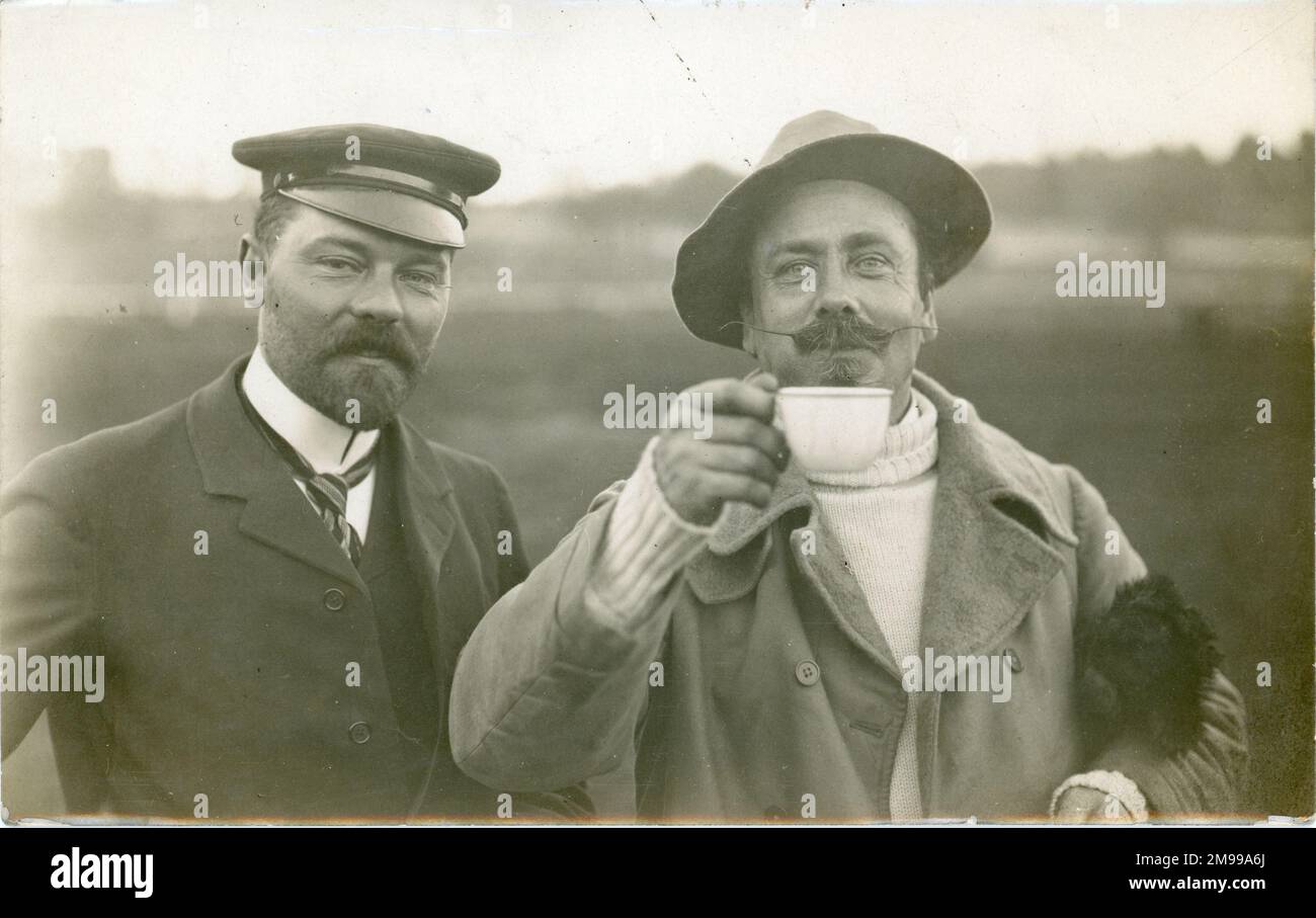 S.F. Cody, richtig, als "Streikbrecher", kam aus Aldershot nach Brooklands, trank die Gesundheit der Flieger im Streik um 1911. Bei ihm ist Fred May, Besitzer des 40knot. Motorboots De--- Der III Stockfoto