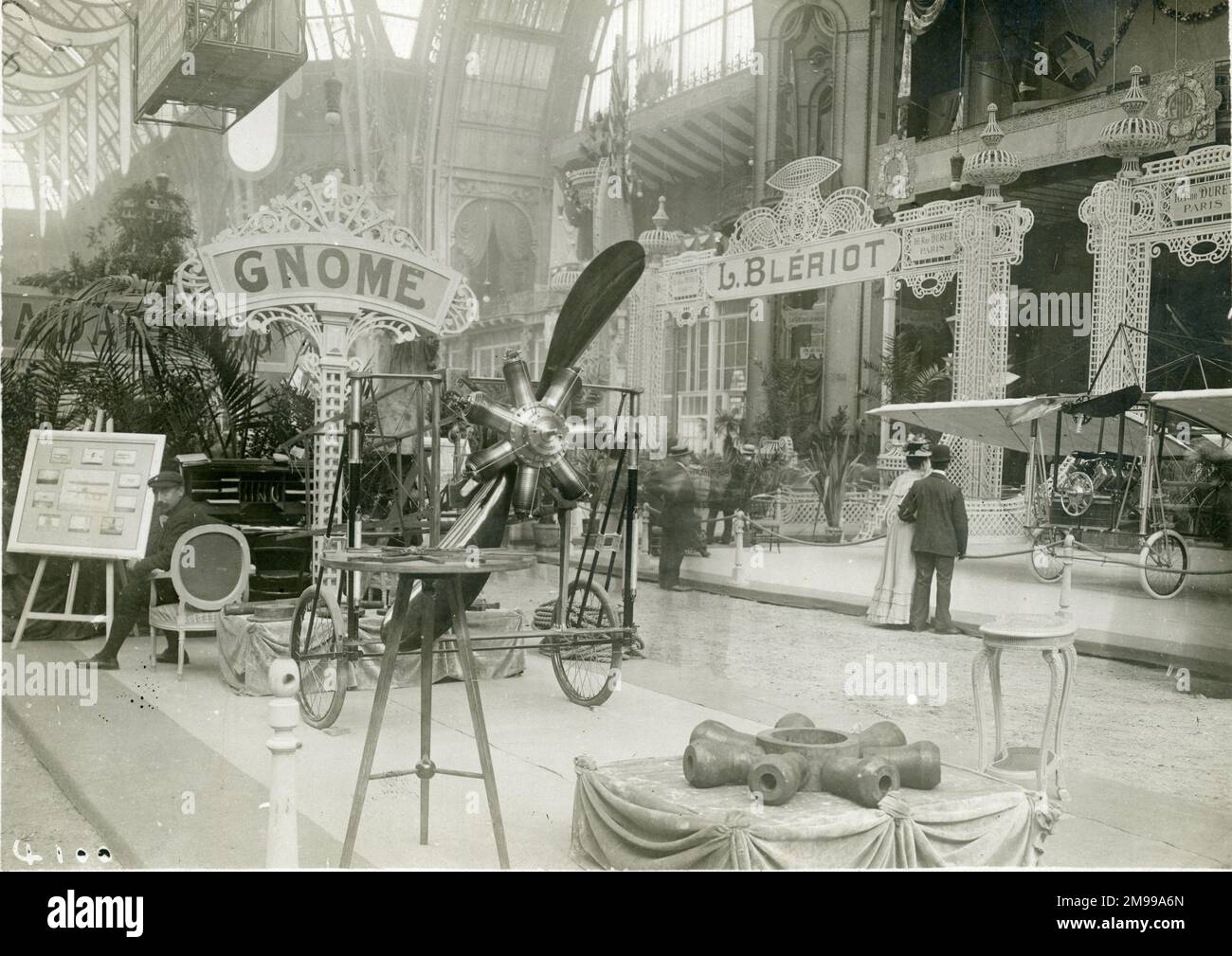 Der Gnome-Stand im Salon Aeronautique im Grand Palais, Paris, im September 1909. Stockfoto