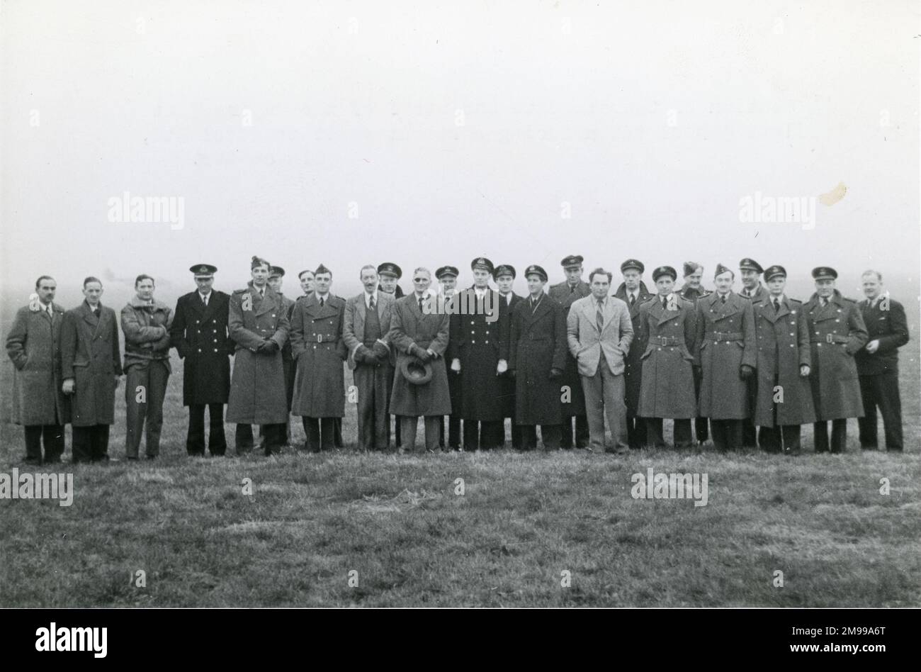 Ein Teil der Studenten und Mitarbeiter der Empire Test Pilots? Schule während eines Besuchs bei Rotol Ltd., Gloucester. GFK Captain S.R. Ubee, Befehlshaber der Schule, 11. von links; LT CDR W.F. Krantz, US Navy, 10. von links; und Flt LT W.H. Scott, RAAF, 11 von rechts. Stockfoto