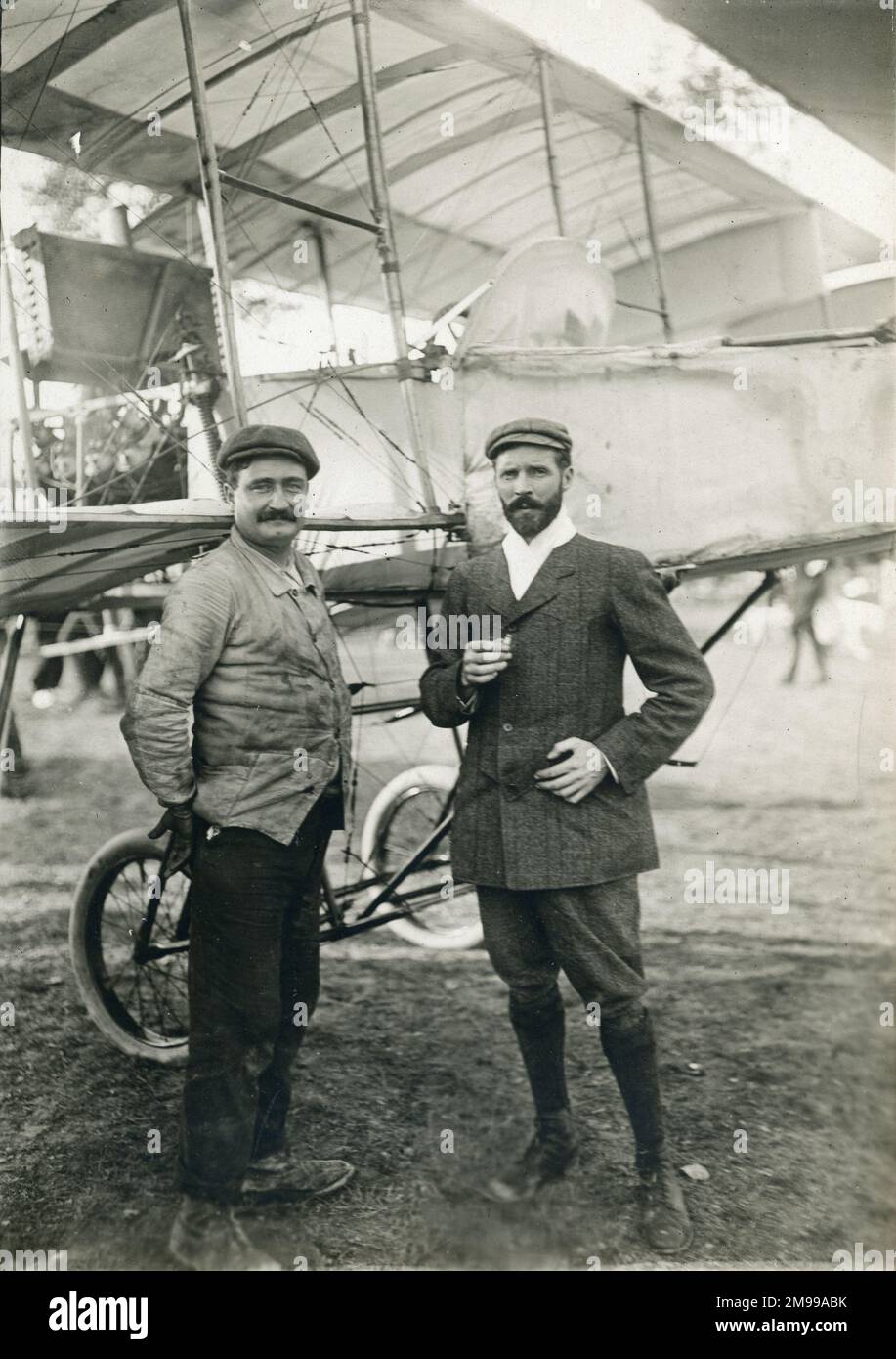 Henry Farman, 1874-1958, rechts, neben dem Voisin-Farman Ibis von 1908. Stockfoto