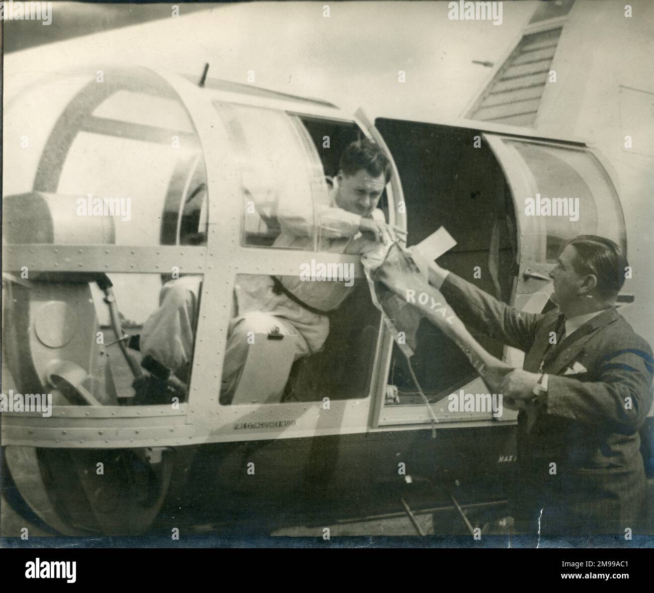 Captain John Theilmann in Sikorsky S-51, G-AKCU, von BEA, erhält eine Royal Mail Penant in Peterborough, bevor am 1. Juni 1948 der erste per Hubschrauber betriebene öffentliche Postdienst im Vereinigten Königreich durchgeführt wurde. Stockfoto