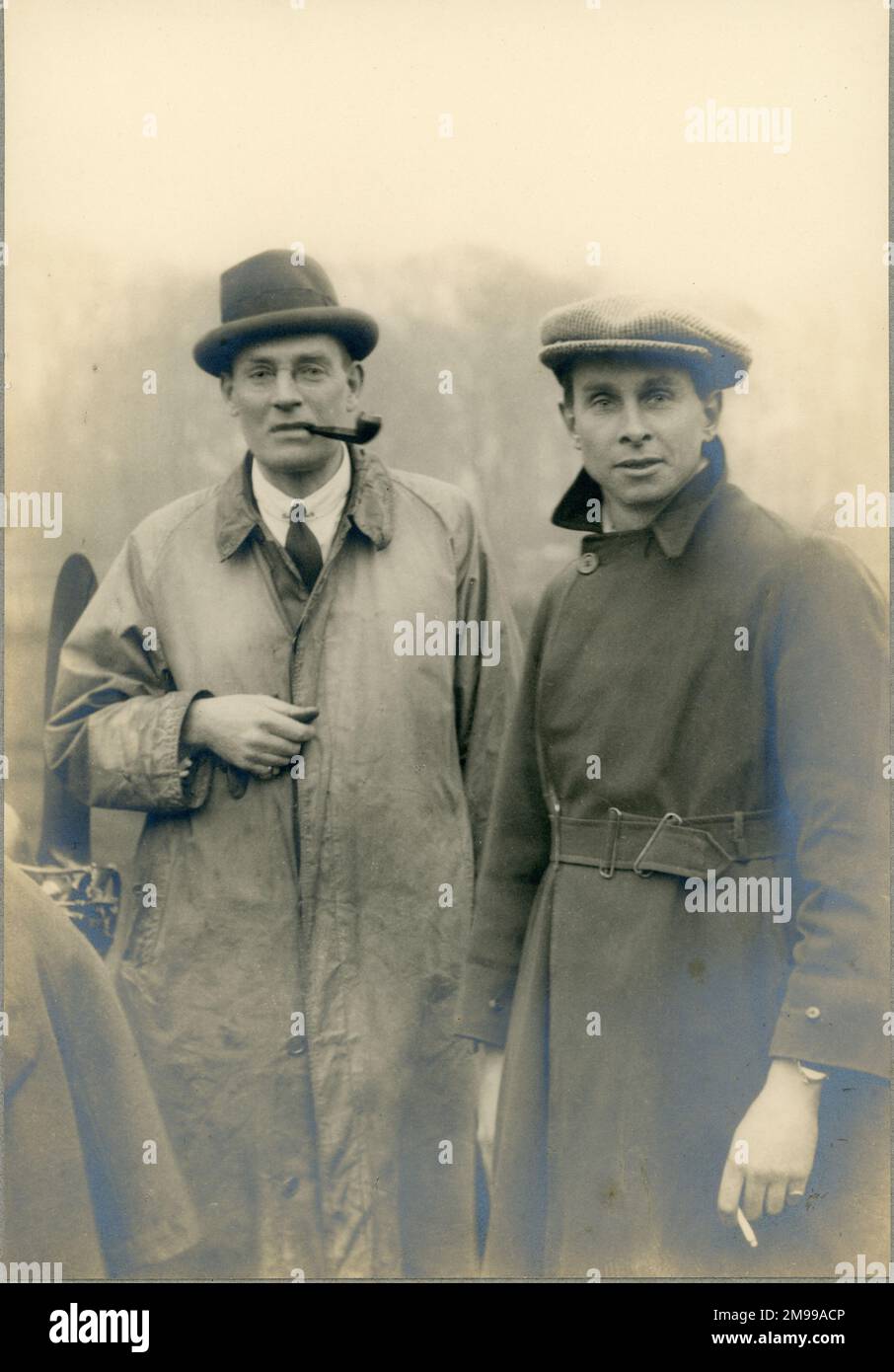 William Oke Manning (1879-1958), Designer, und Sqn LDR Maurice E.A. Wright, Pilot, am Tag des ersten Fluges von English Electric S1 Wren J6973, Ashton Park, Preston, Lancs, 5. April 1923. Stockfoto