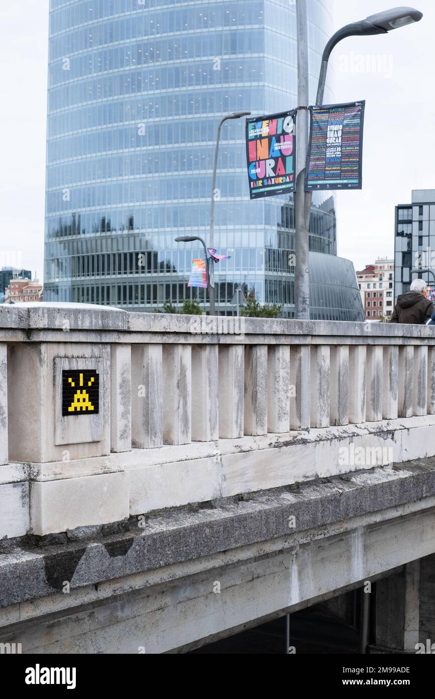 Gekachelte Straßenkunst von Invader auf der Deusto Bridge, Bilbao Stockfoto