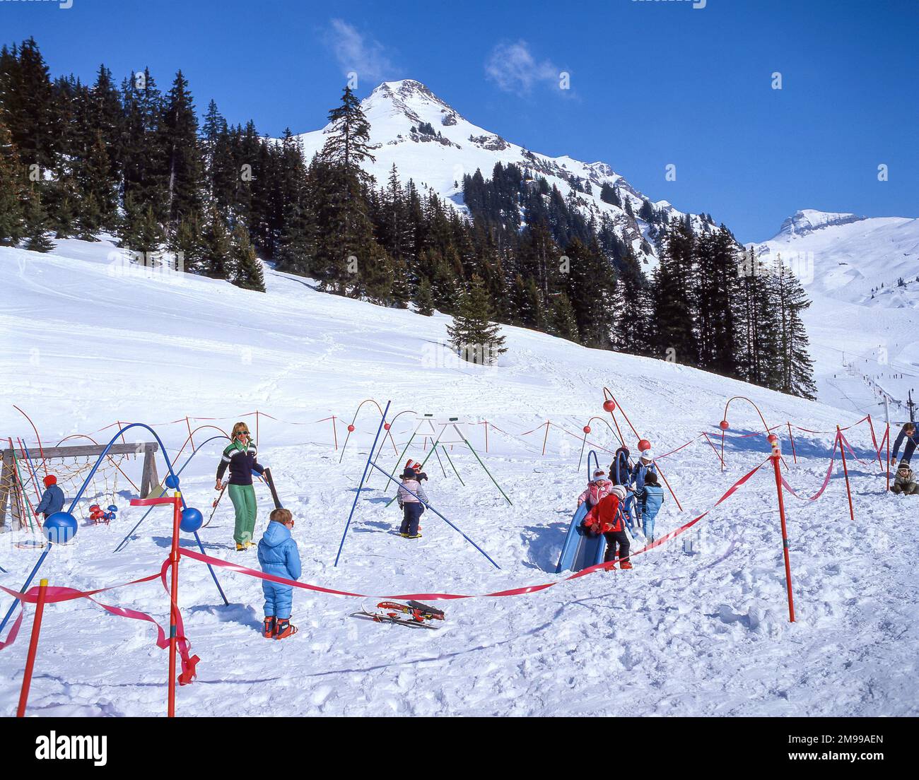 Skischule und Spielplatz für Kinder, Flaine, Haute-Savoie, Auvergne-Rhone-Alpes, Frankreich Stockfoto