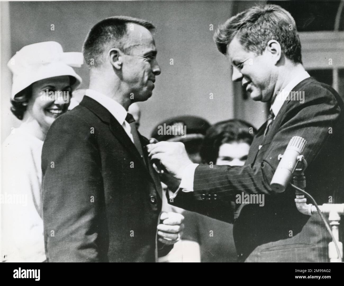 Präsident John F. Kennedy überreicht Commander Alan Shepard Jr. am 8. Mai 1961 in einer Zeremonie im Rosengarten des Weißen Hauses in Washington DC die National Aeronautics and Space Administration Service Medal. Mrs. Louise Shepard, ganz links, schaut zu. Stockfoto