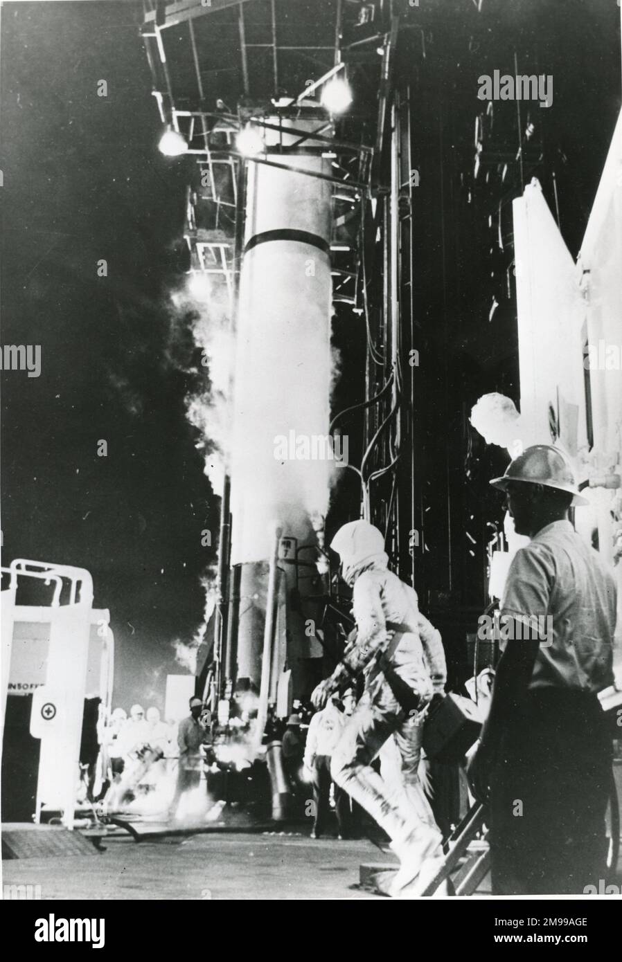Alan Shepard Jr geht in Richtung des Redstone-Raketen in Cape Canaveral, bevor er am 5. Mai 1961 seinen erfolgreichen 302mile. Suborbitalen lob betritt. Stockfoto